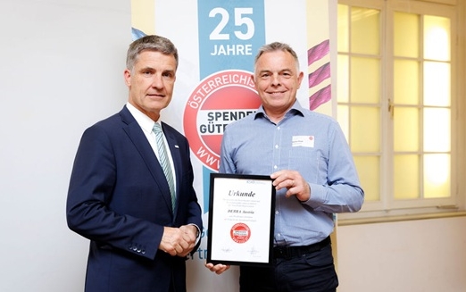 Zwei Männer halten einen Urkunde