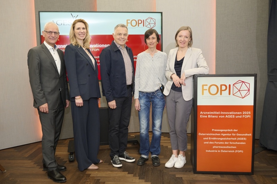 Fünf Personen stehen vor einer Leinwand