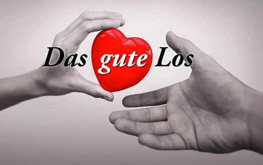 Eine Frauenhand links und eine Mänerhand rechts halten ein rotes Herz mit der Aufschrift das gute Los