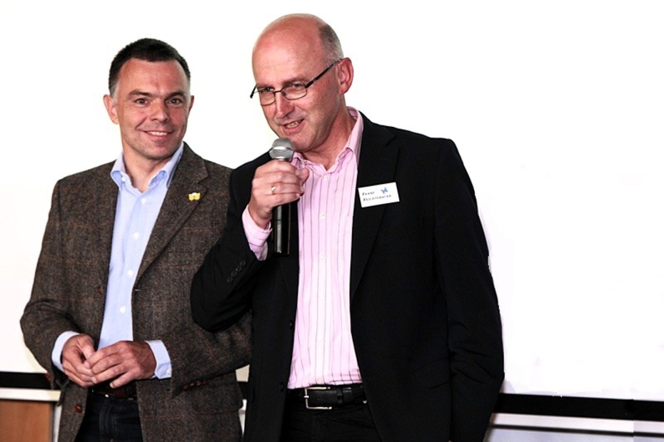 Zwei Männer stehen an einem Rednerpult