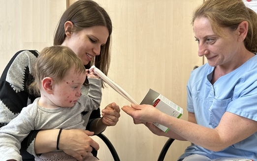 Mutter mit Schmetterlingskind und einer Krankenschwester