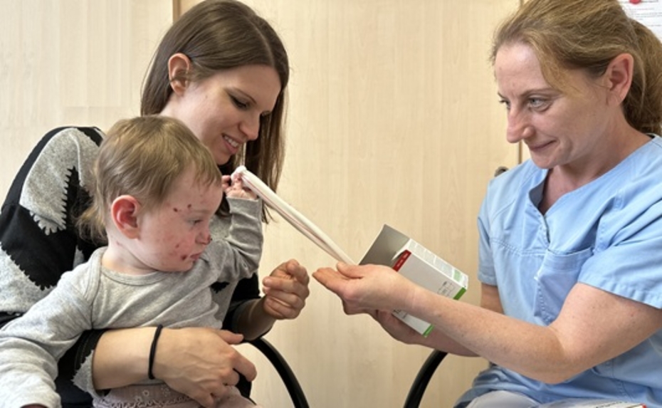 Eine Mutter mit einem Schmetterlingskind im Gespräch mit einer Krankenschwester
