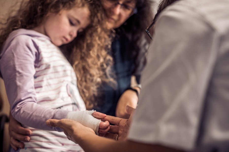 Schmetterlingskind mit Mutter und Ärztin