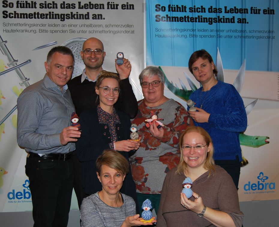 Socken-Christl mit Mitarbeitern von DEBRA Austria