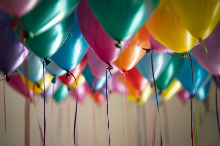 Bunte Luftballons mit Schnüren dran