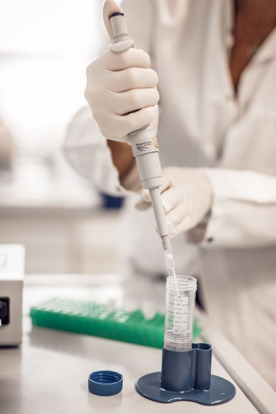 Forscherin mit Pipette im EB-Labor