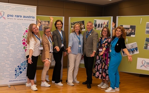 Eine Gruppe von Menschen steht vor einer Plakatwand
