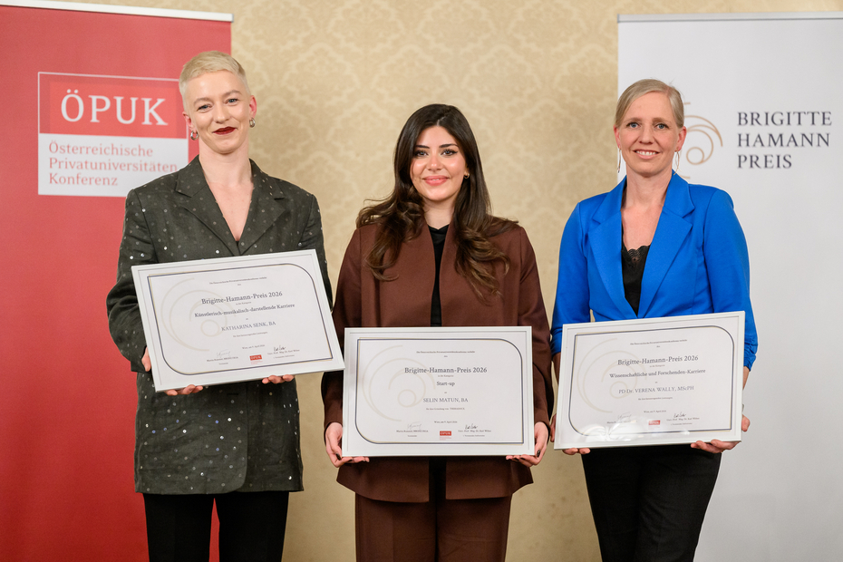 Drei Frauen stehen nebeneinander und halten ihre Urkunden in den Händen