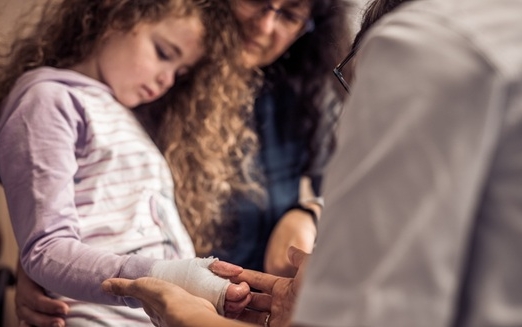 Schmetterlingskind mit Mutter und Ärztin