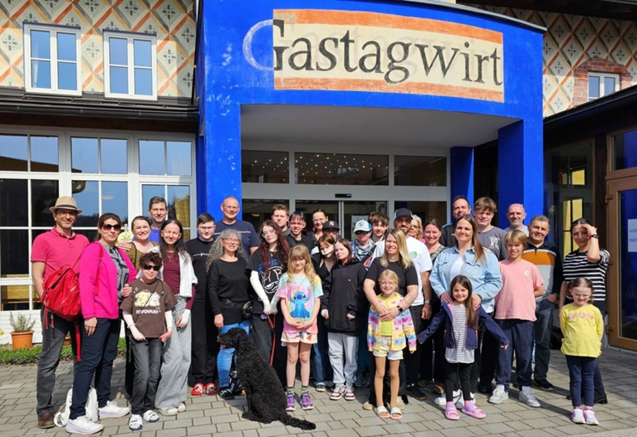 Gruppenfoto von den TeilnehmerInnen des Familienwochenendes