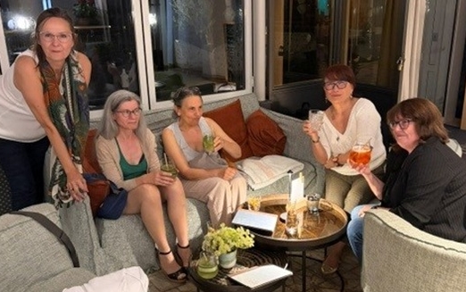 Mehrere Frauen sitzen in einer Hotellobby auf Sofas