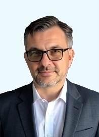 dunkelhaariger Mann mit Brille