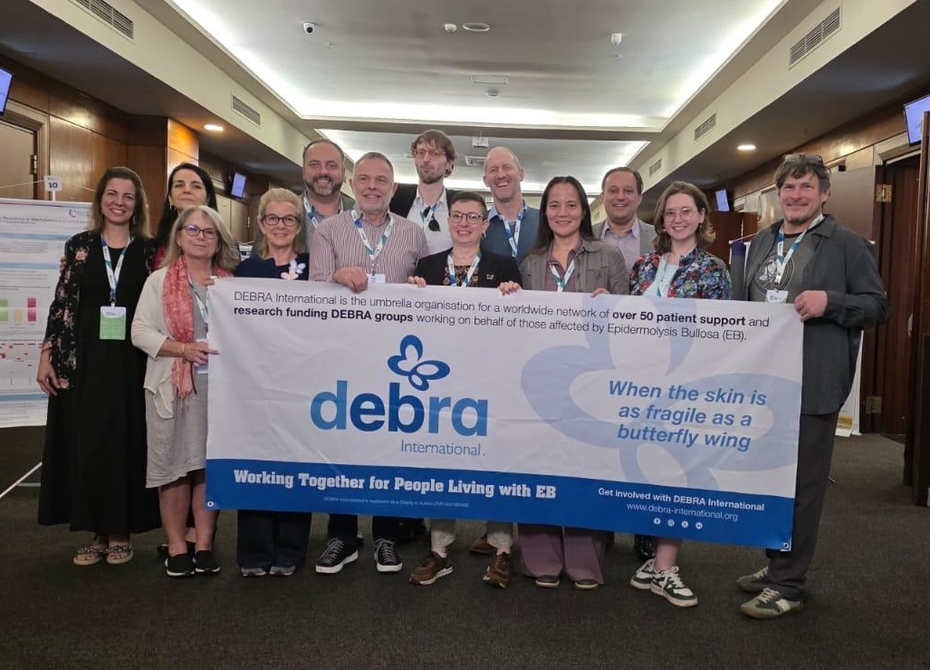 Gruppe von Menschen, die ein Transparent halten