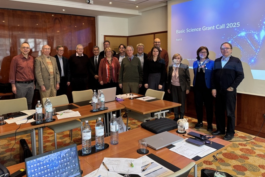 Eine Gruppe von Männern und Frauen steht in einem Besprechungsraum