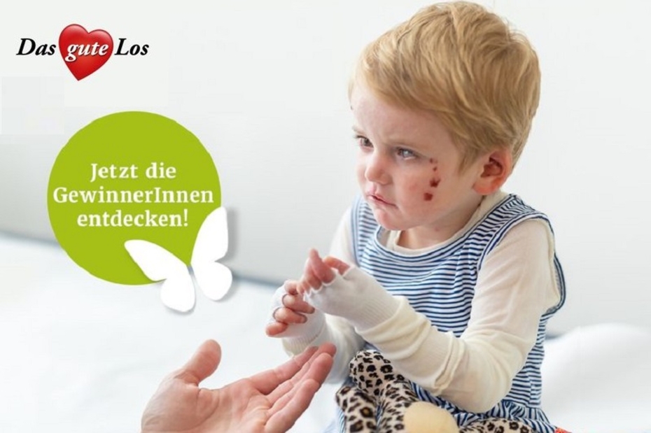 Schmetterlingskind in einem blauen Kleidchen