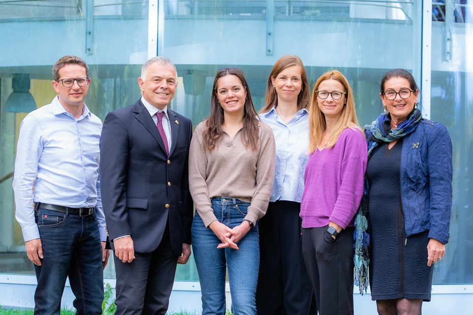 Gruppe von Personen posieren für ein Foto